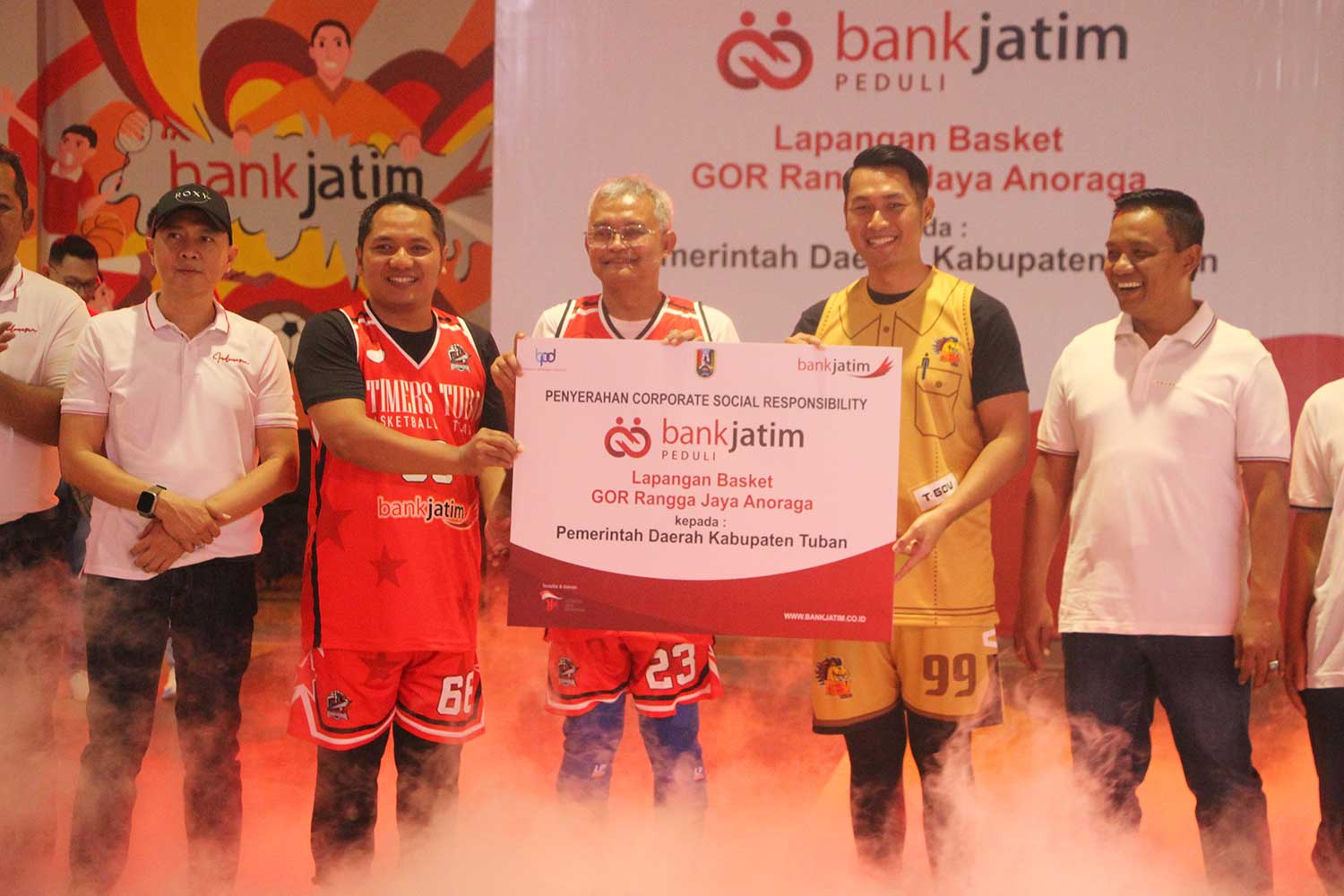 Direktur IT dan Digital Bank Jatim Zulhelfi Abidin menyerahkan CSR sarana olahraga basket di kompleks GOR Rangga Jaya Anoraga kepada Bupati Aditya Halindra Faridzky.