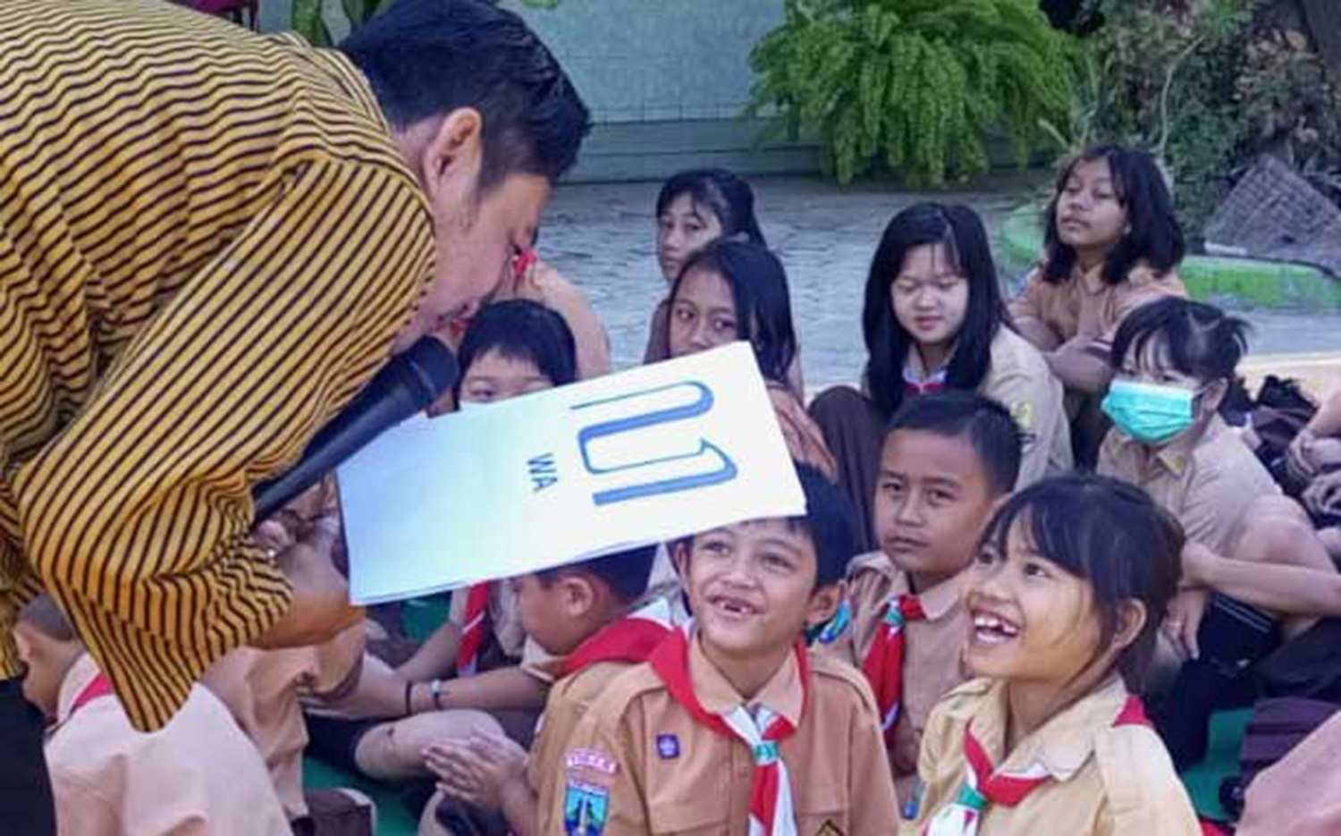 SEPERTI LILIN: Peringatan Hari Aksara Sastra Internasional di SD Pusaka Tuban, Sabtu (9/9). Di Tuban, peristiwa penting ini tidak banyak diperingati. (Ahmad Atho