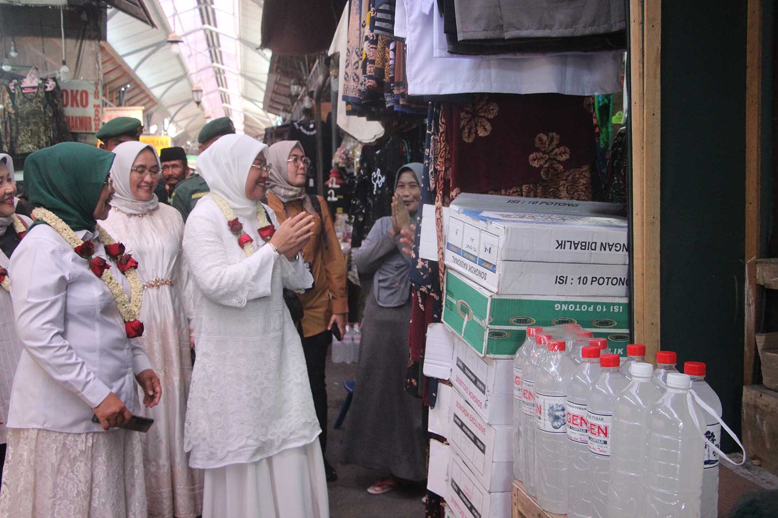 NGALAP BERKAH: Ketua Rombongan Tour de Wali Songo Ida Fauziyah usai menziarahi Makam Sunan Bonang Sabtu (9/9). (M. Mahfudz Muntaha/Radar Tuban)