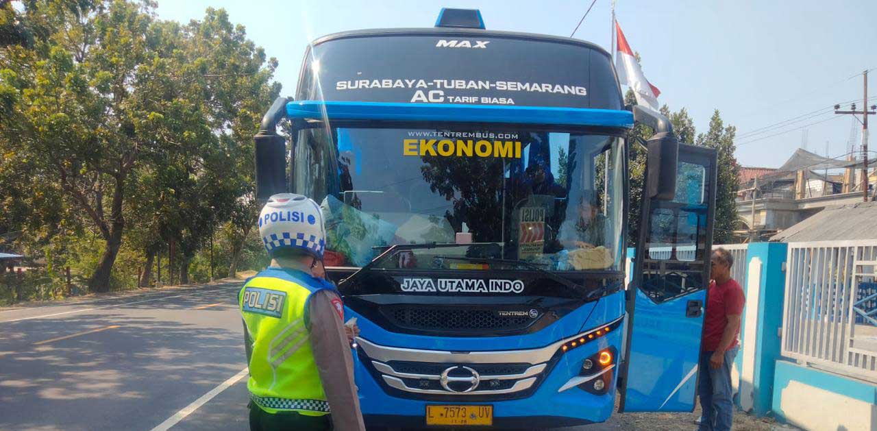 DIHENTIKAN: Petugas Satlantas Polres Tuban saat memberhentikan bus di Posko Widang karena ugal-ugalan selama melintas. (Satlantas Polres Tuban untuk Radar Tuban)