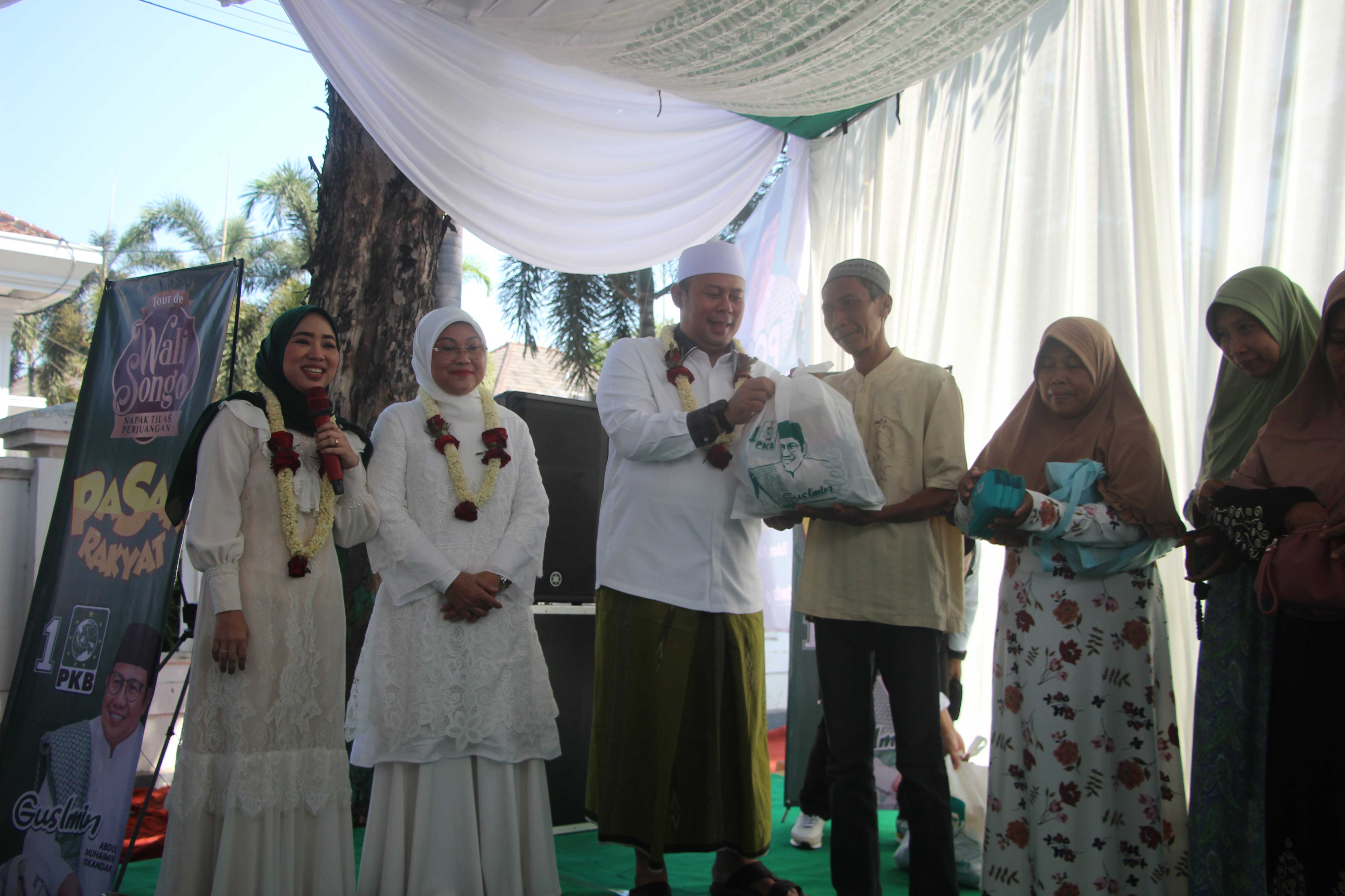PKB MEMBANTU RAKYAT: Ketua panitia Tour De Wali Songo Cucun Ahmad Syamsurijal menyerahkan sembako gratis kepada masyarakat Tuban. (M. Mahfudz Muntaha/Radar Tuban)