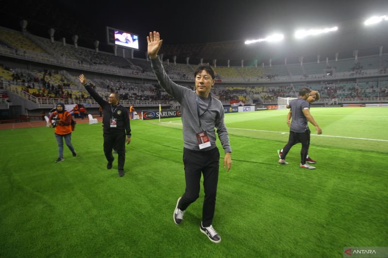 Pelatih Timnas Indonesia Shin Tae-yong (tengah) melambaikan tangan kepada para suporter usai pertandingan persahabatan FIFA Matchday antara Timnas Indonesia melawan Timnas Turkmenistan.