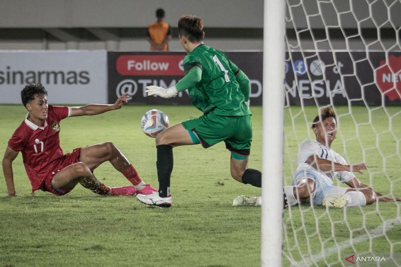 Rafael William Struick (kiri) berebut bola dengan penjaga gawang Chinese Taipei Chang Hsiang Chun pada pertandingan kualifikasi Piala Asia U-23 AFC 2024 di Stadion Manahan, Solo, Jawa Tengah.