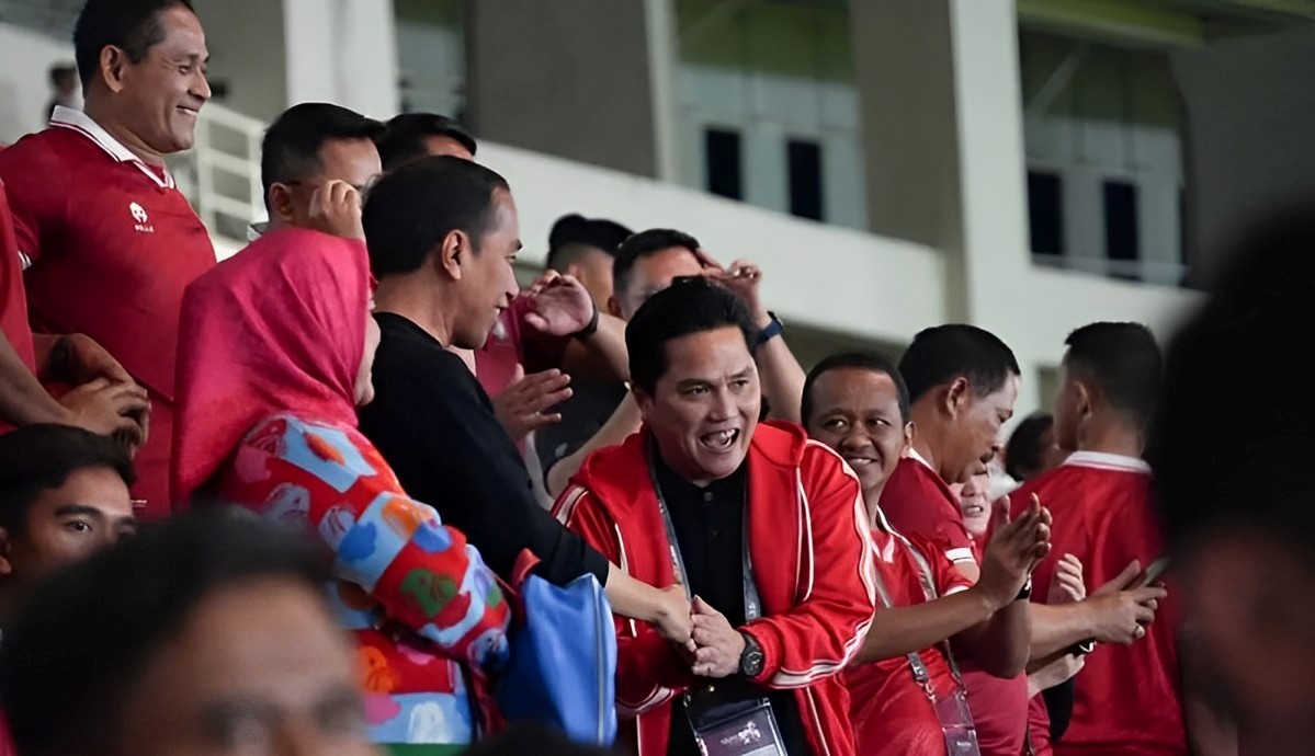 Presiden Joko Widodo (ketiga kiri) didampingi Ibu Negara Iriana Joko Widodo (kedua kiri) berjabat tangan dengan Ketua Umum PSSI Erick Thohir (tengah) ANTARA FOTO/Dok. PSSI/aww.