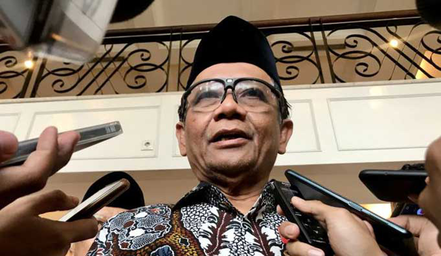 Menteri Koordinator Bidang Politik, Hukum, dan Keamanan (Menkopolhukam) Mahfud MD memberi keterangan kepada media saat dia ditemui di Jakarta, Jumat (8/9/2023). (ANTARA/Genta Tenri Mawangi)