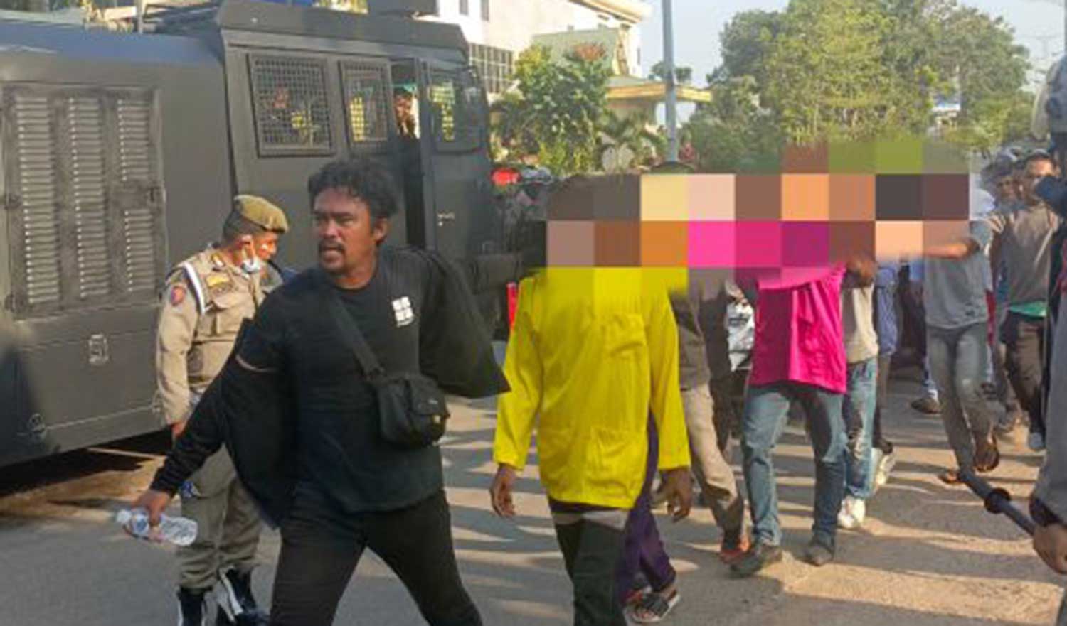 Polisi mengamankan beberapa orang pelaku kericuhan saat unjuk rasa di depan kantor BP Batam, Senin (11/9). (ANTARA/Yude)