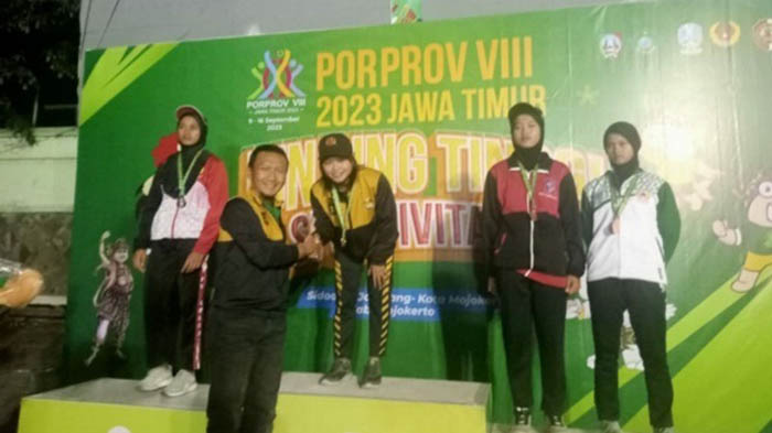 MEMBANGGAKAN : Kepala Disbudporapar Tuban M. Emawan Putra berfoto bersama peraih medali emas cabor panjat tebing asal Tuban.
