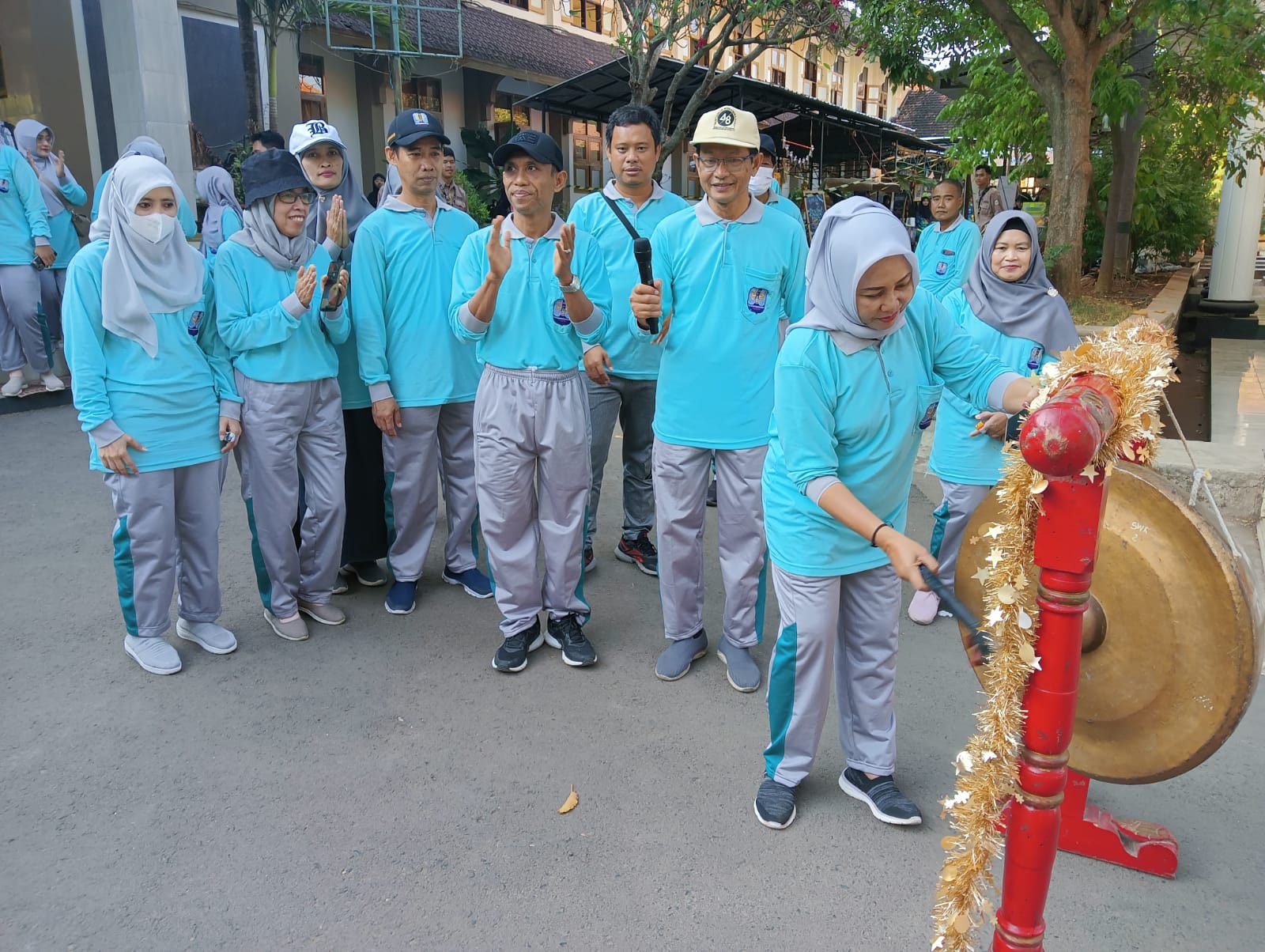 SEHAT BERSAMA: Pembukaan acara peringatan Hari Ulang Tahun ke-62 SMAN 1 Tuban diawali dengan jalan sehat. (Yudha Satria Aditama/Radar Tuban)