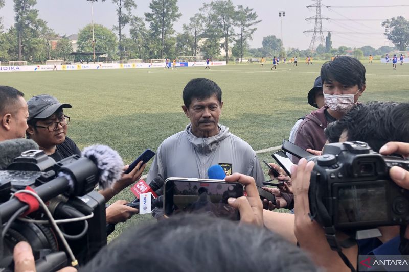 Indra Sjafri ketika ditemui awak media saat memantau seleksi timnas untuk Piala Dunia U-17 2023 di Persija Training Ground, Depok, Jawa Barat, Sabtu (22/7/2023). (ANTARA/Zaro Ezza Syachniar)