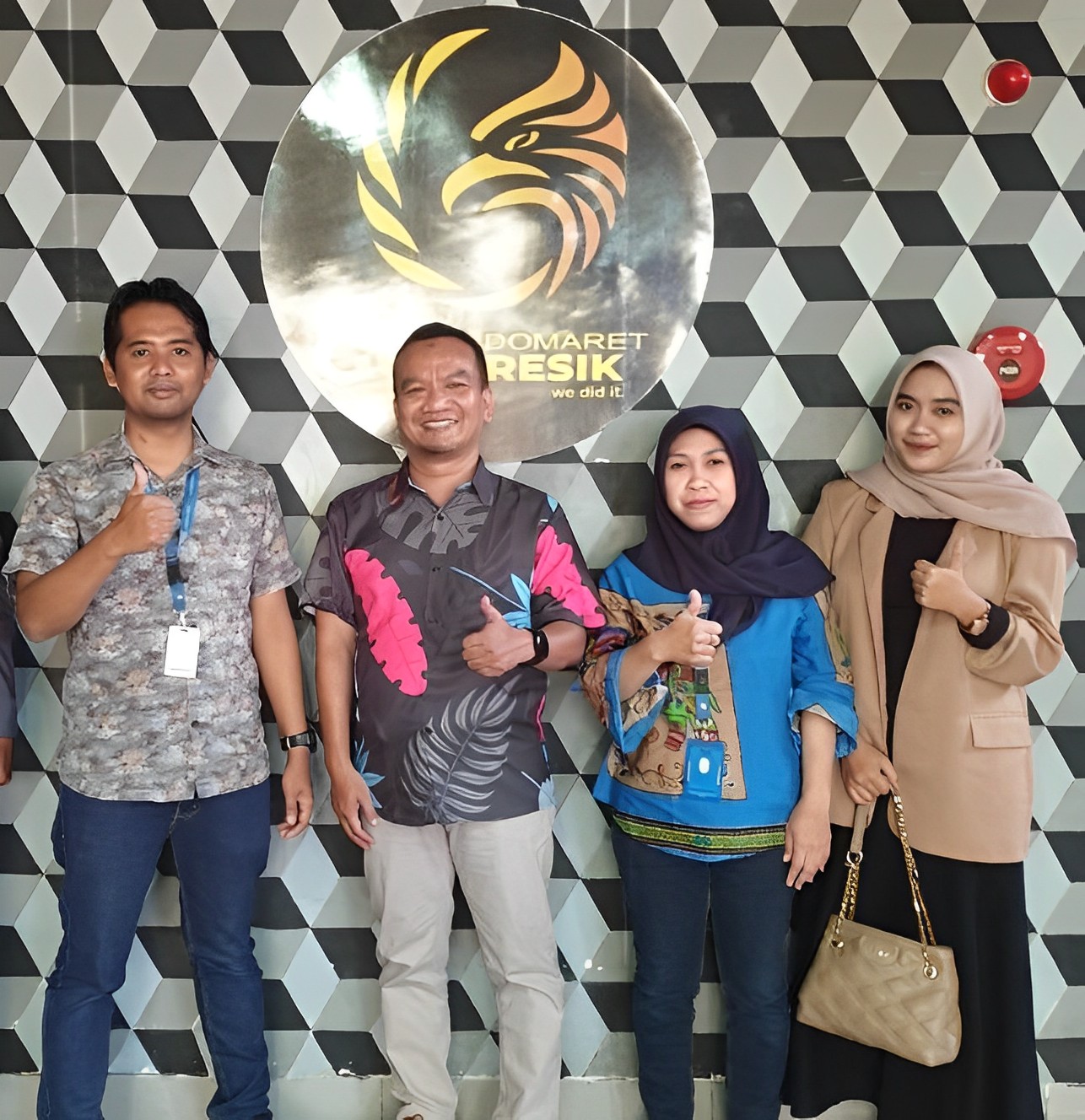 JALIN SINERGI : Radar Tuban bersilaturahmi ke pengelola Indomaret  (PT. Indomarco Prismatama) yang disambut langsung oleh Development Perusahaan Pradika Saputro (kiri) dan Iva (dua dari kanan).