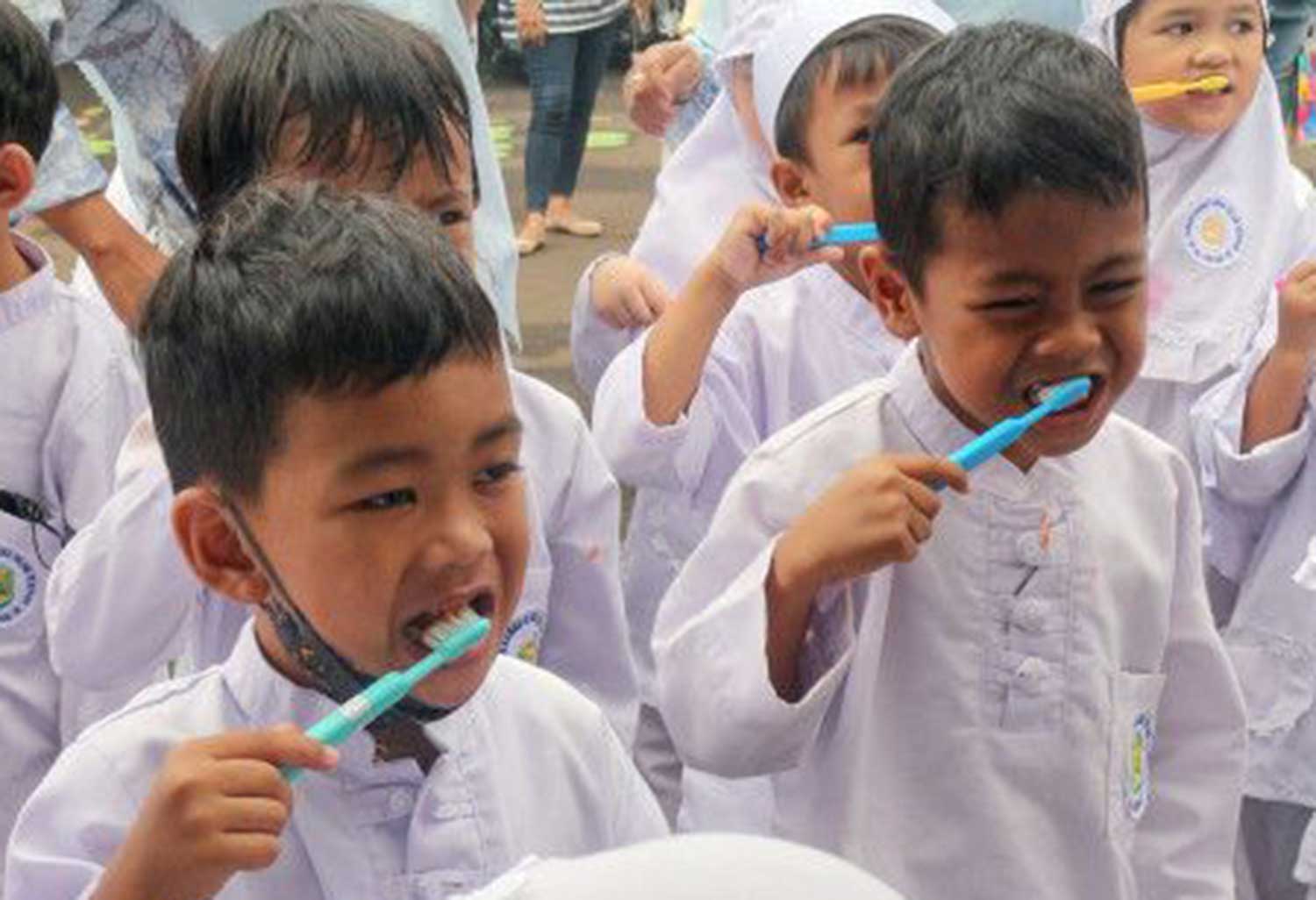 Arsip foto - Siswa menyikat giginya saat mengikuti kegiatan edukasi kesehatan gigi di TKIT Al Fatah, Depok, Jawa Barat , Jumat (3/2/2023). (ANTARA FOTO/Yulius Satria Wijaya/hp)