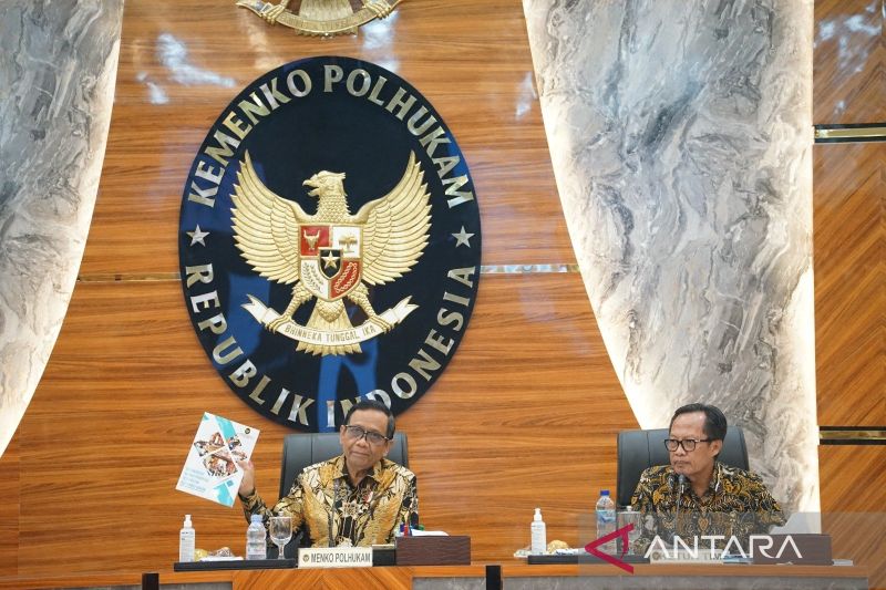 Menkopolhukam Mahfud MD pimpin rapat koordinasi Tim Percepatan Reformasi Hukum di Kantor Kemenko Polhukam, Jakarta, Selasa (12/9/2023). ANTARA FOTO