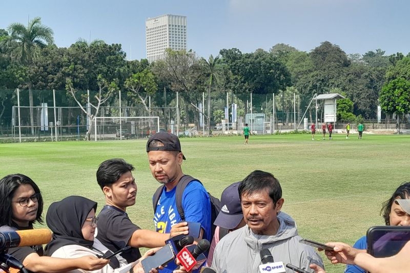 Pelatih tim nasional Indonesia U-24 Indra Sjafri seusai memimpin latihan timnas Indonesia U-24 di Lapangan A komplek Stadion Gelora Bung Karno, Jakarta, Jumat (15/09/2023). (ANTARA/FAJAR SATRIYO)