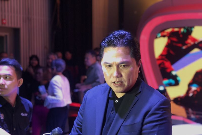 Ketum PSSI Erick Thohir ketika ditemui seusai menyaksikan pengundian babak penyisihan grup Piala Dunia U-17 2023 Indonesia, di Jakarta Barat, Jumat (15/9/2023). (ANTARA/Zaro Ezza Syachniar)