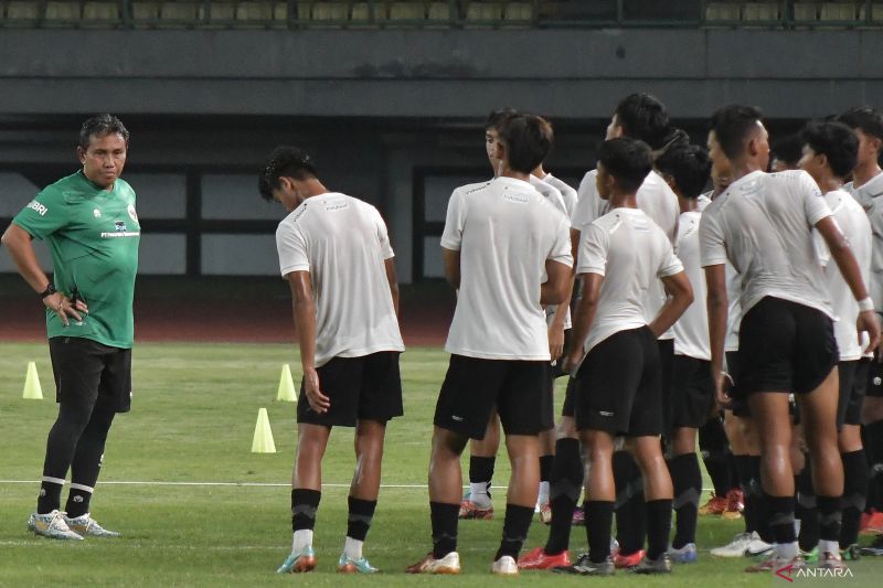 Pelatih Timnas U-17 Bima Sakti memberikan arahan kepada para pemain saat latihan di Stadion Patriot Chandrabhaga, Bekasi, Jawa Barat, Senin (28/8/2023). ANTARA FOTO
