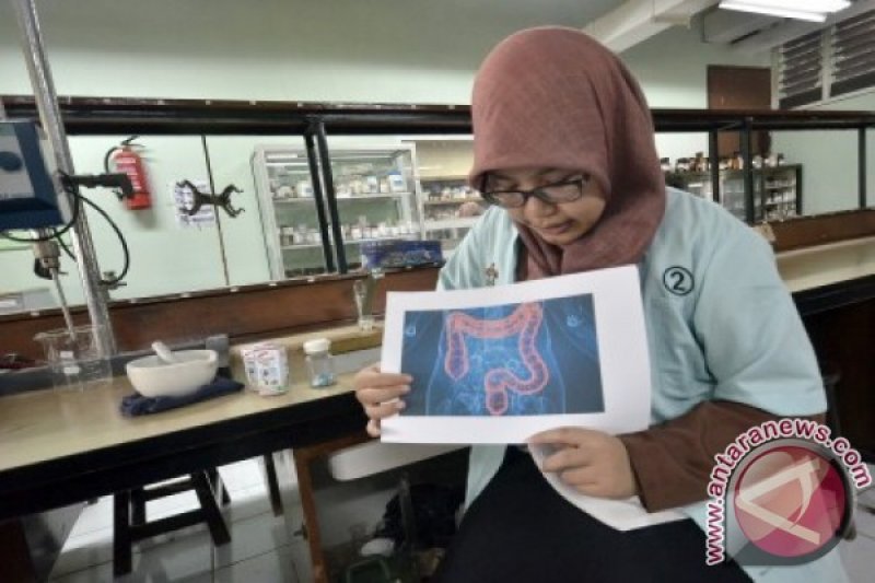 Arsip foto - Mahasiswi Jurusan Farmasi Universitas Hasanuddin, Qonita Kurnia Anjani, menjelaskan manfaat kombinasi bakteri Laktobacillus Casei dan ekstrak kulit rambutan yang berguna untuk menjaga kes