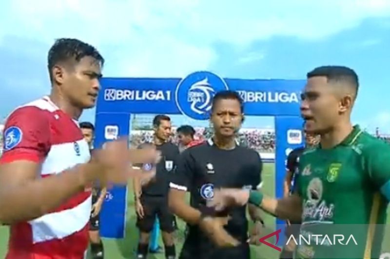 Laga Madura United FC melawan Persebaya Surabaya di Stadion Gelora Bangkalan, Minggu (17/9/2023). (ANTARA/HO-MO Madura United)