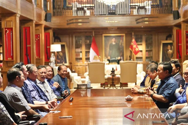 Ketua Majelis Tinggi Partai Demokrat Susilo Bambang Yudhoyono, Ketua Umum Partai Demokrat Agus Harimurti Yudhoyono, dan jajaran pengurus Demokrat bertemu dengan Prabowo Subianto (ANTARA FOTO)