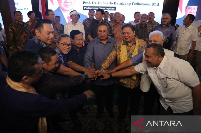 Koalisi Indonesia Maju berjabat tangan bersama-sama pada sela-sela pertemuan mereka di Hambalang, Jawa Barat, Minggu (17/9/2023). (ANTARA/HO-Dokumentasi Partai Gerindra)