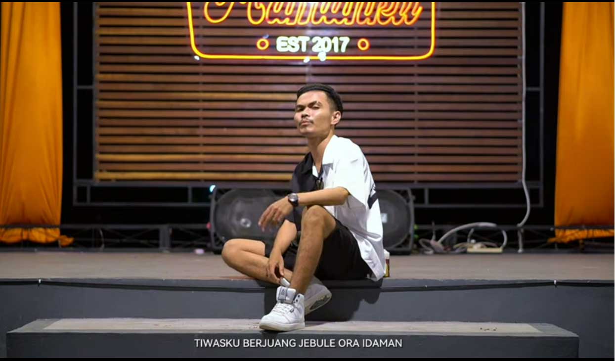 BERKARYA: Christian SY saat syuting video klip lagu kedelapan miliknya yang berjudul Mundur.