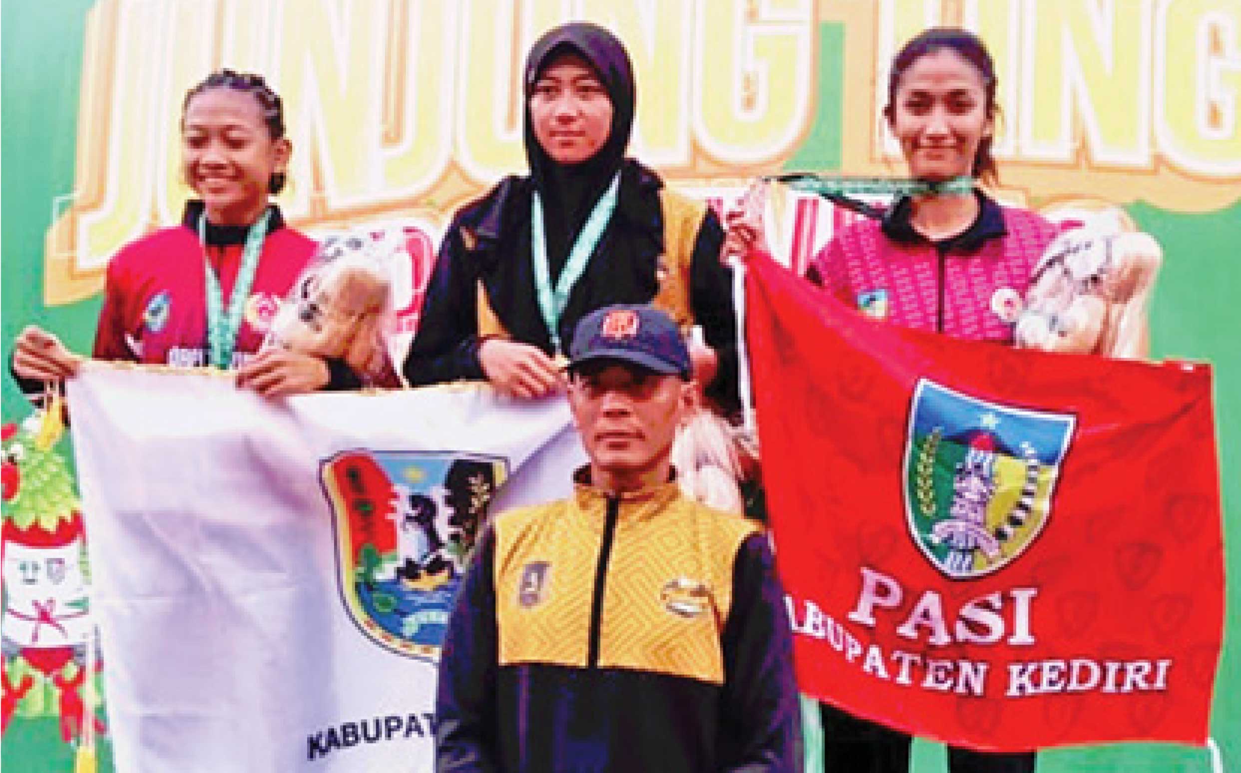 TAK CAPAI TARGET : Atlet cabor Atletik Tuban (tengah) saat naik podium juara.