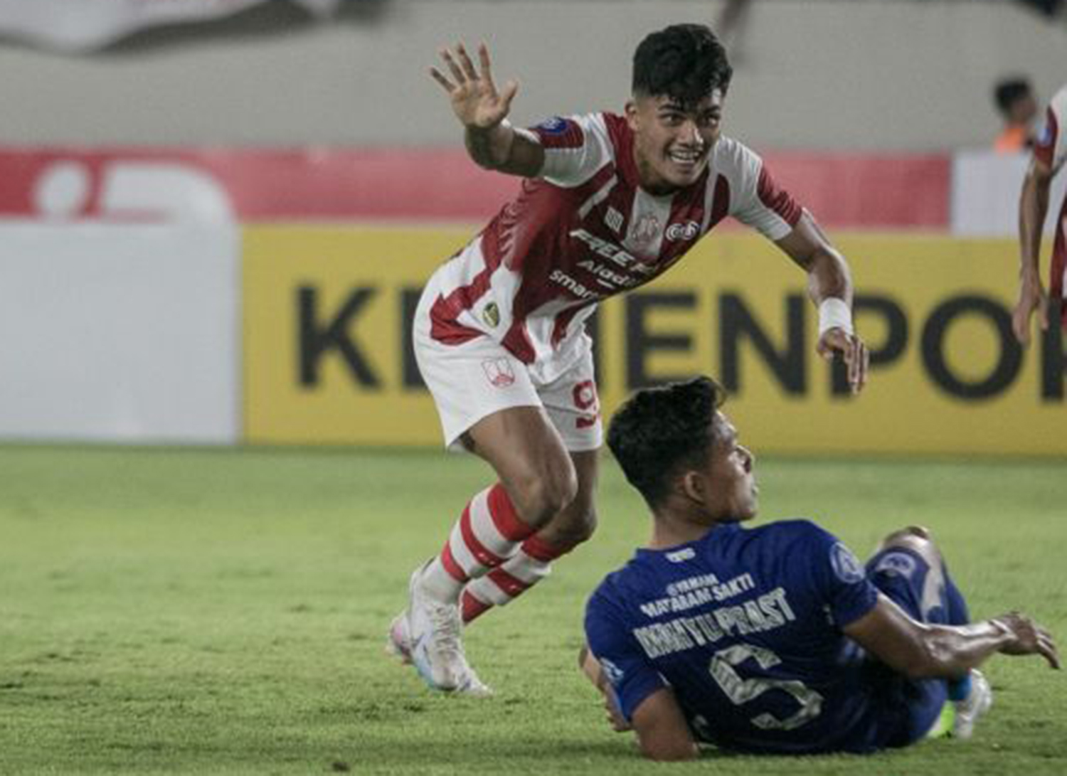 Pesepak bola Persis Solo Ramadhan Sananta berselebrasi usai berhasil mencetak gol ke gawang PSIS Semarang pada pertandingan BRI Liga 1 di Stadion Manahan, Solo, Jawa Tengah, Sabtu (16/9/2023)