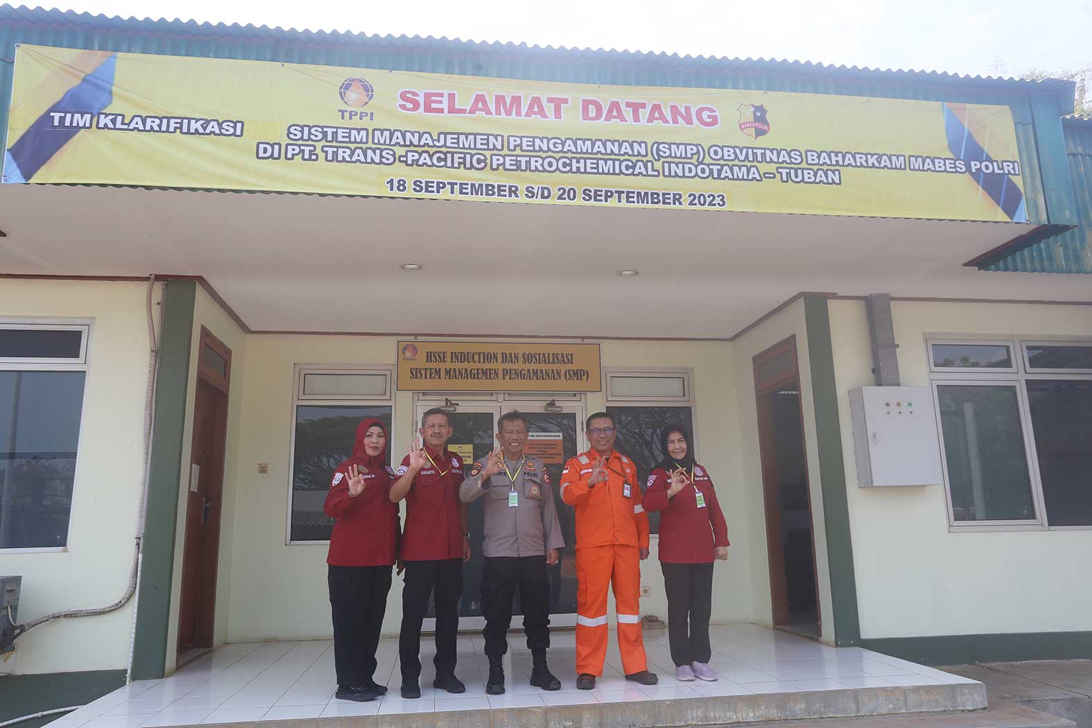 Dodo Masdori bersama Tim DirPamObvit Baharkam Mabes Polri foto bersama usai klarifikasi SMP di depan kantor HSSE Induction dan Sosialisasi SMP TPPI. (M. Mahfudz Muntaha/Radar Tuban)