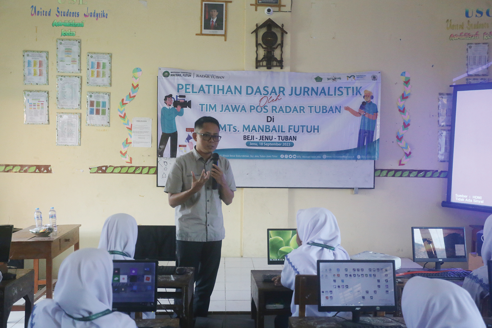 MENJADI PENGAJAR: Wartawan Jawa Pos Radar Tuban Ahmad Atho&rsquo;illah memberikan materi pelatihan jurnalistik di MTs Manbail Futuh Jenu Senin (18/9). (Adib Turmudzi/Radar Tuban)