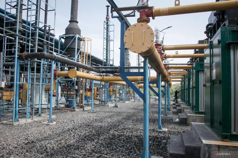 Petugas melakukan pengawasan mesin pengolahan sampah menjadi energi listrik pada instalais pembangkit listrik tenaga sampah (PLTSa) Putri Cempo di Solo, Jawa Tengah, Sabtu (15/7/2023). . ANTARA FOTO