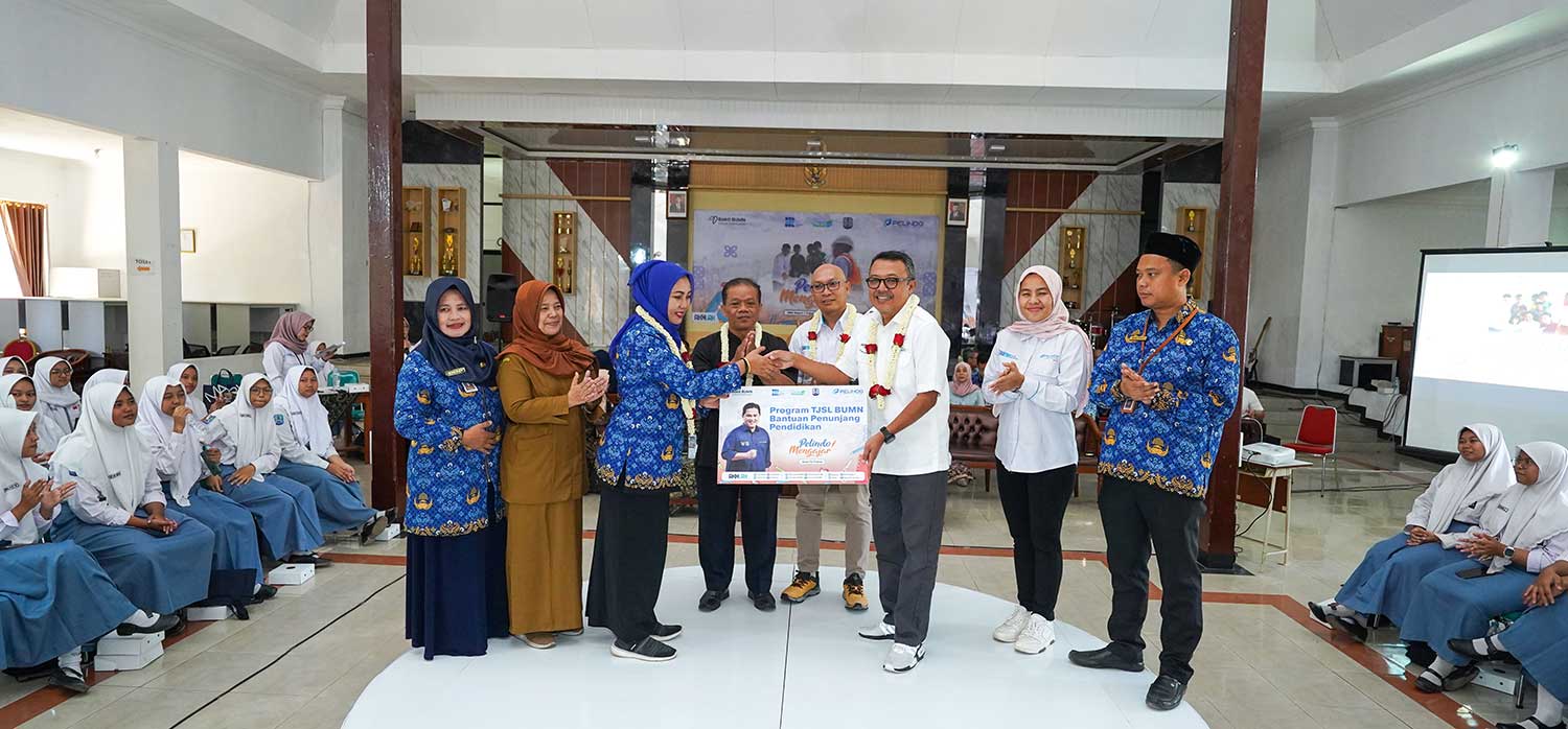 PASTIKAN BERMANFAAT: Penyerahan Program Tanggung Jawab Sosial dan Lingkungan (TJSL) Kementerian BUMN untuk prioritas pendidikan berupa bantuan fasilitas pendidikan di SMAN 1 Tuban senilai Rp 20 juta.