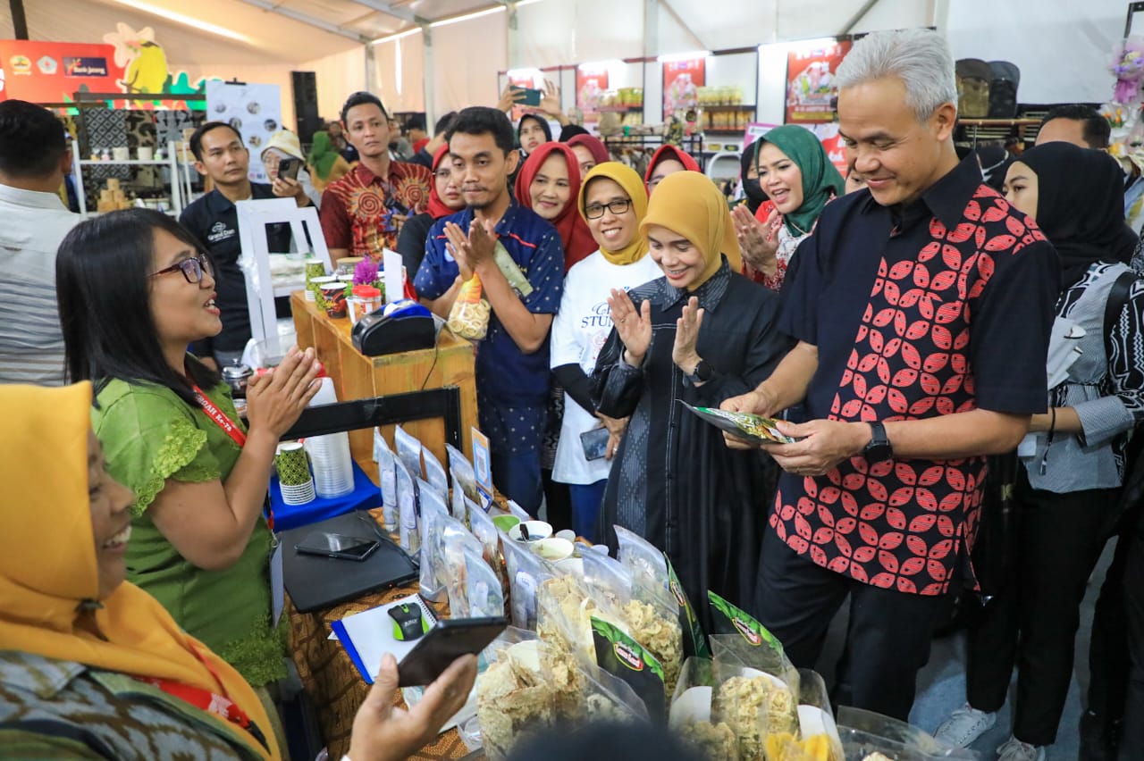 DIBANTU PROMOSI: Elisa Anggraini, pelaku UMKM asal Magelang bertemu Ganjar Pranowo dalam pameran UMKM HUT Jateng, Sabtu (19/8) lalu.