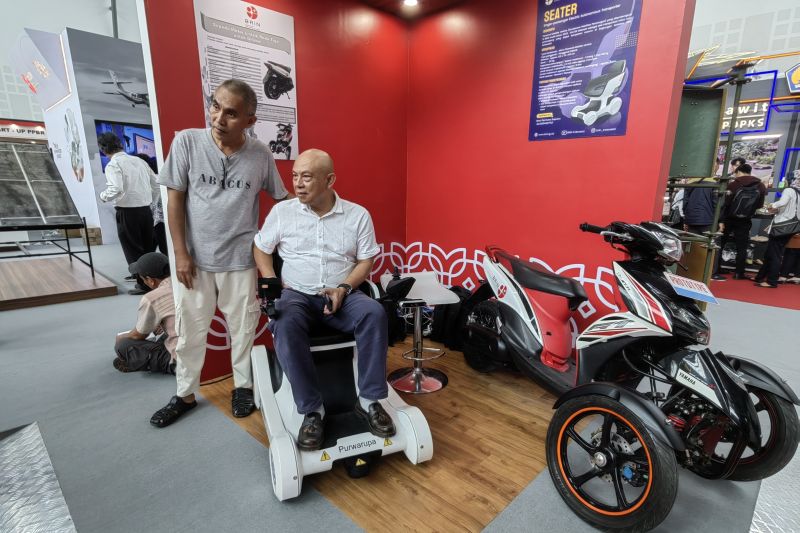 Pengunjung InaRI Expo 2023 mencoba kendaraan listrik otonom personal di Gedung ICC BRIN, Cibinong, Jawa Barat, Rabu (20/9/2023). (ANTARA/Sugiharto Purnama)