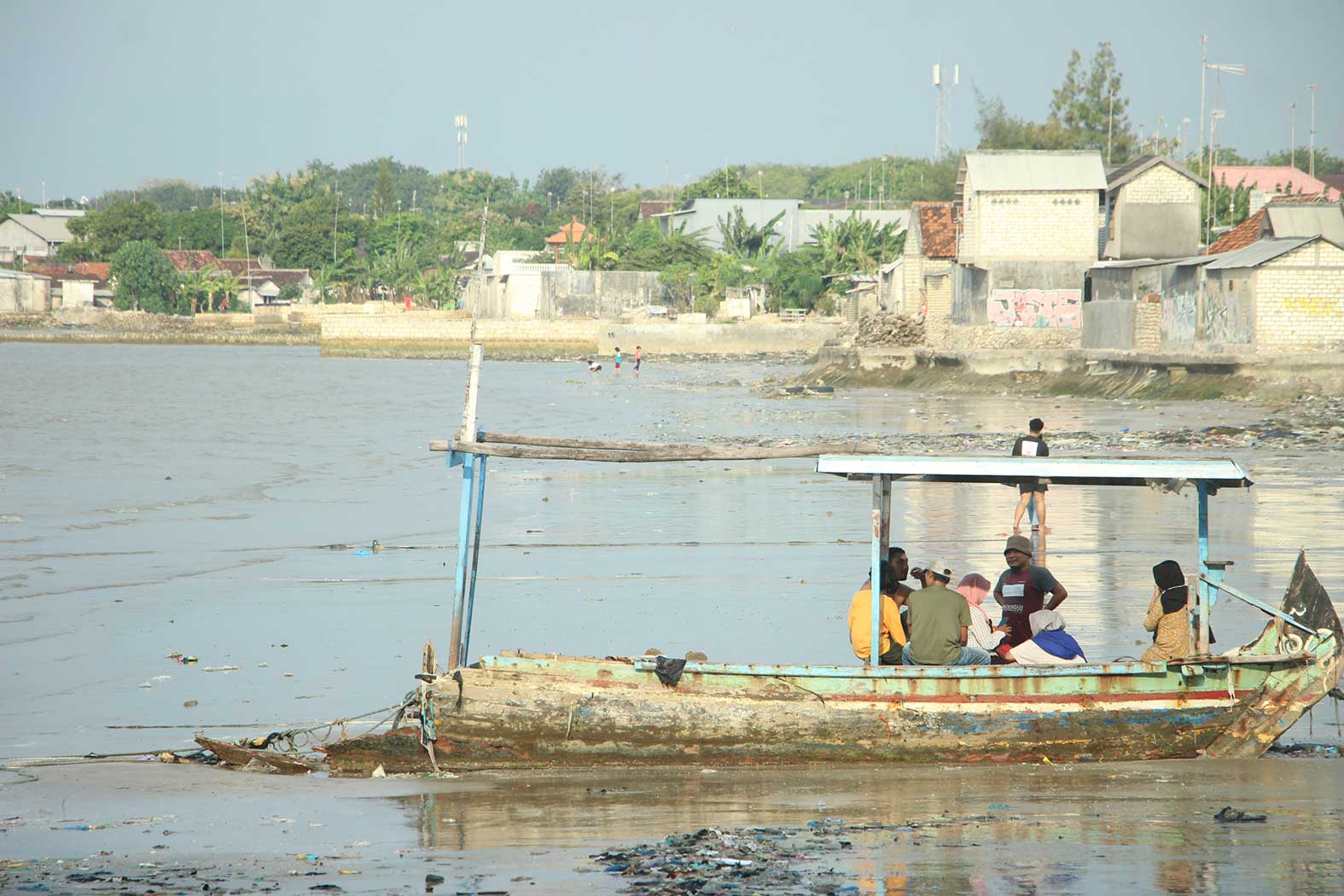 TEMPAT HIBURAN: Pantai Boom yang dulunya aset milik pemerintah yang dikelola Pelabuhan Indonesia (Pelindo) kini jadi destinasi wisata.  (Yudha Satria Aditama/Radar Tuban)