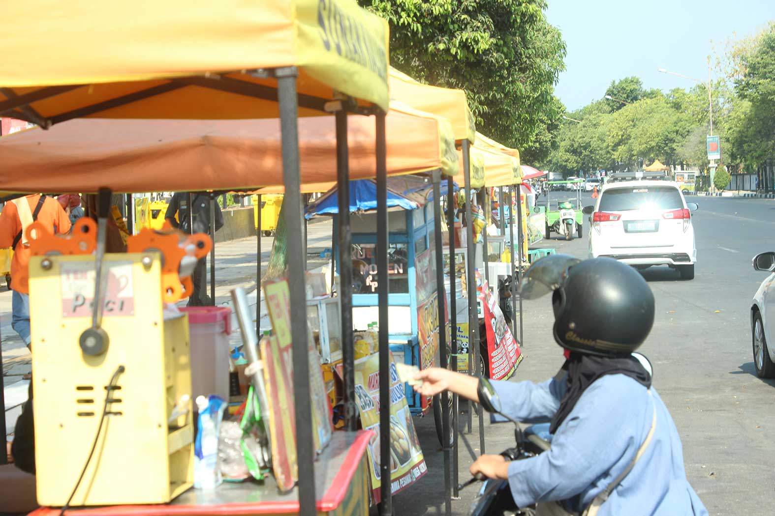 BUKA LAPAK : Tim PKL di Jalan Sunan Kalijogo yang terpantau masih berjualan di sekitar GOR Rangga Jaya Anoraga Tuban, Rabu (20/9). (Yudha Satria Aditama/Radar Tuban)
