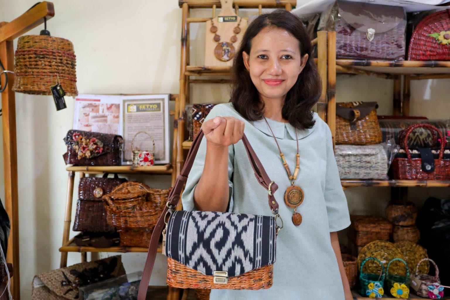 RAMAH LINGKUNGAN: Kristanti Nareswari, pemilik usaha Setyo Handmade dari Boyolali, menunjukkan produk daur ulang limbah kertasnya.
