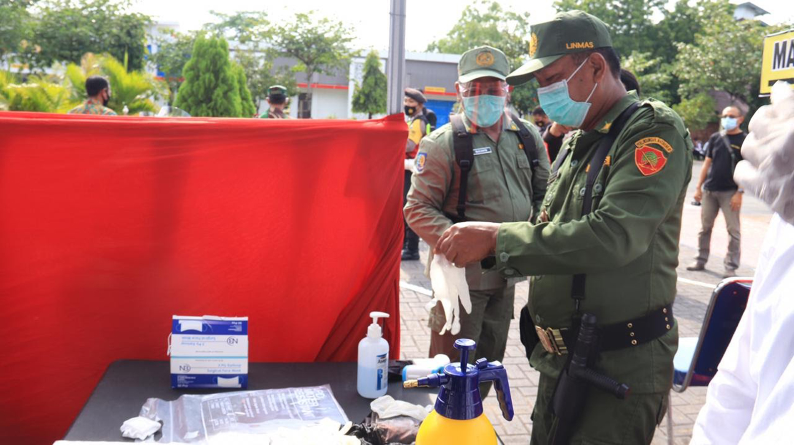 SUDAH MELEKAT: Linmas yang masih berseragam hijau saat mengikuti kegiatan di Polres Tuban. Dalam waktu dekat seragam Linmas akan diganti abu-abu. (Yudha Satria Aditama/Radar Tuban)