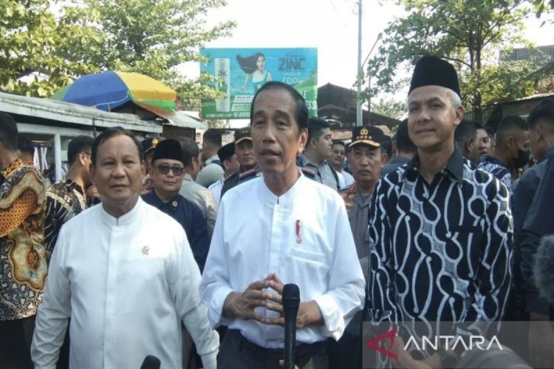 Arsip foto - Presiden Joko Widodo didamping Menhan Prabowo Subiyanto dan Gubernur Jateng Ganjar Pranowo, usai mengecek harga komoditas dan menyalurkan paket sembako pada para pedagang pasar Grogolan,