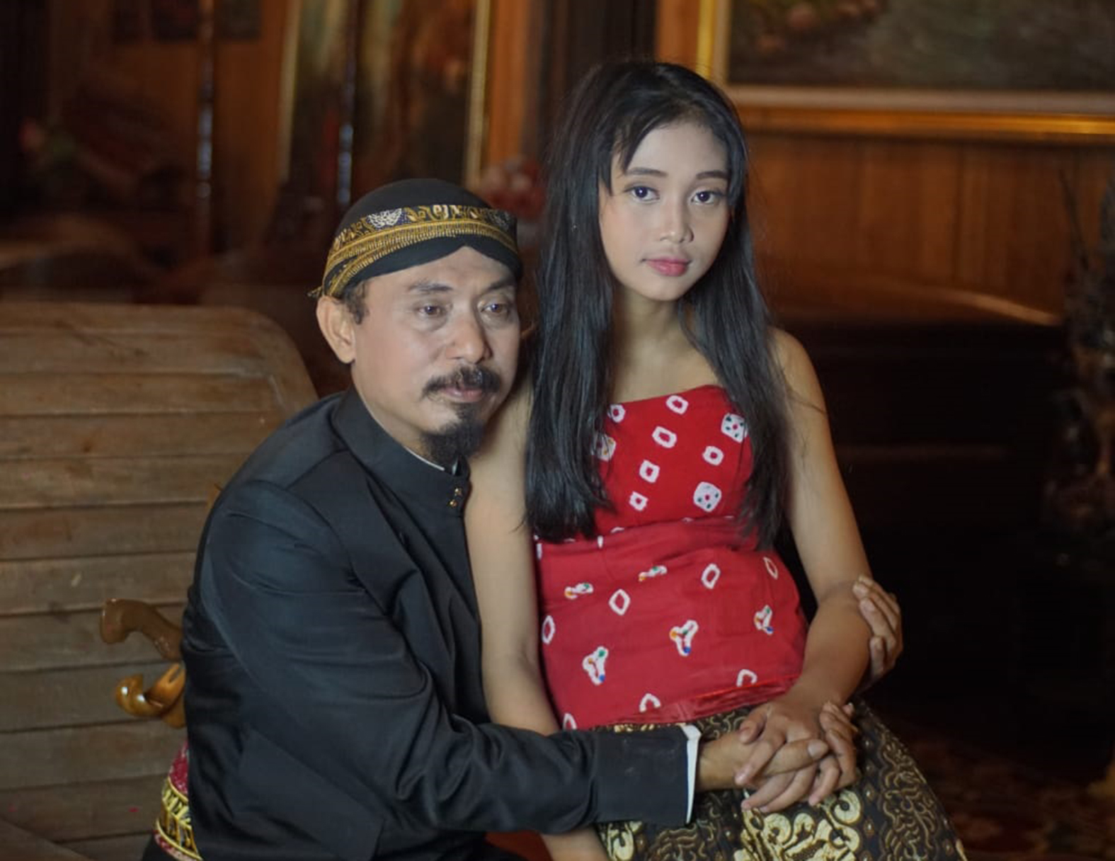 SAYANG ANAK: Joko Wahyuono saat syuting bersama buah hatinya untuk keperluan video klip. (Yudha Satria Aditama/Radar Tuban)
