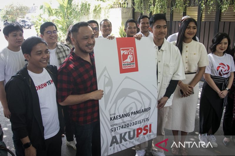 Ketua Umum Partai Solidaritas Indonesia (PSI) Giring Ganesha (ketiga kiri) didampingi Wakil Dewan Pembina Grace Natalie (kanan) memberikan friendship card atau Kartu Tanda Anggota (KTA).