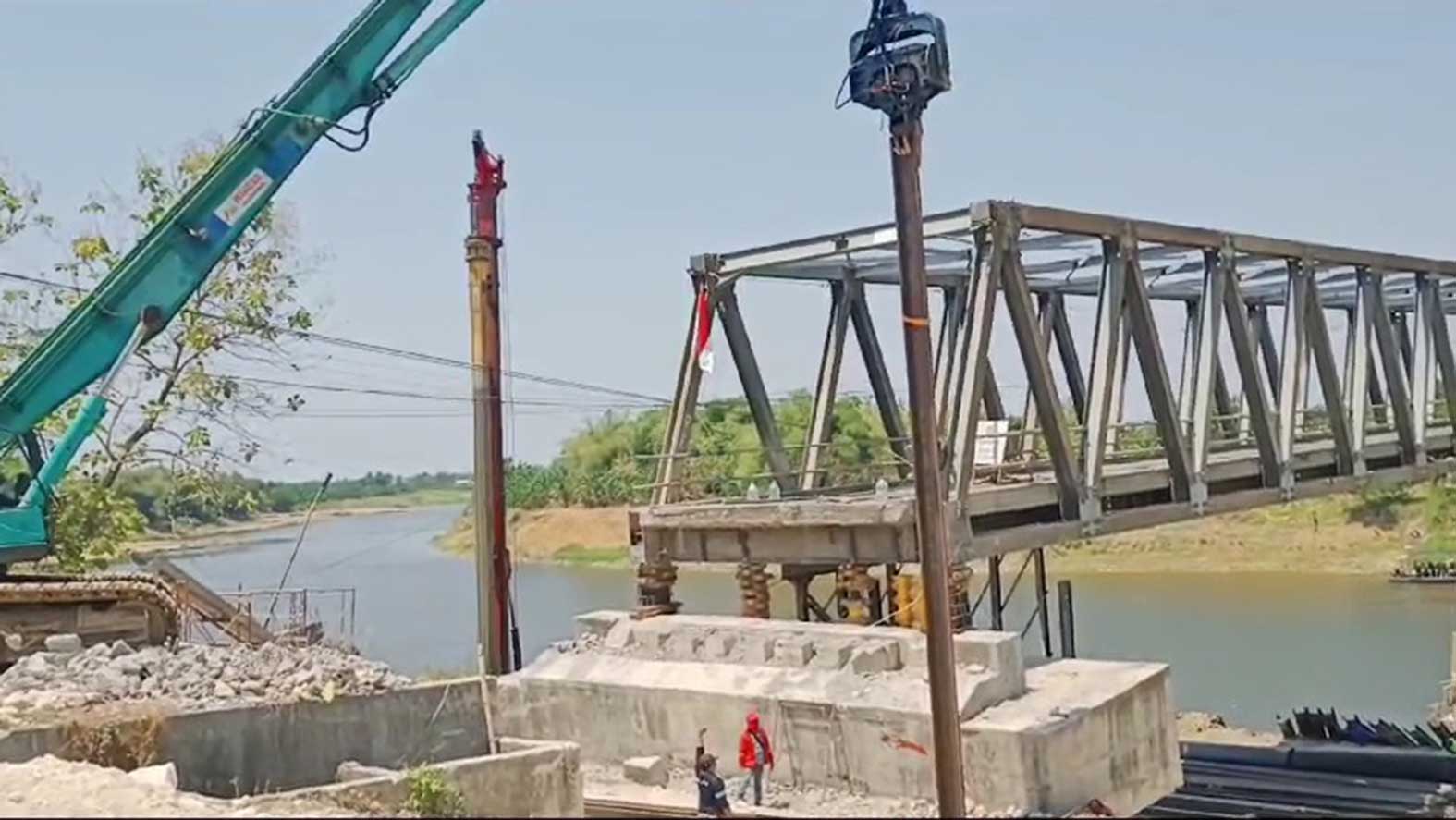 SESUAI TARGET: Proses pengerjaan Jembatan Glendeng. Dari target 32 persen, sudah tercapai 34 persen. (Diskominfo SP untuk Radar Tuban)