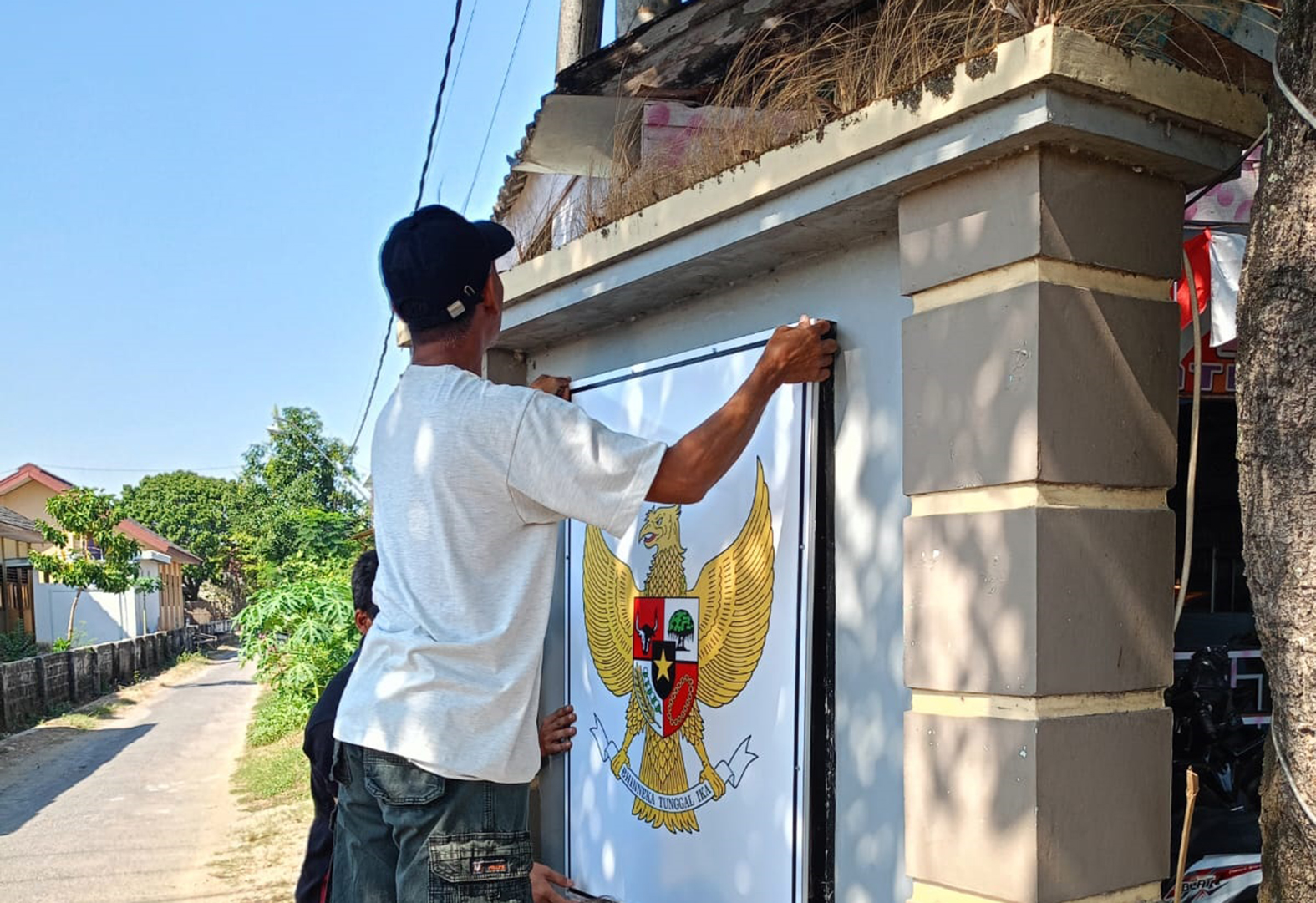 MENYUSUL DIBONGKAR: Perubahan tugu pencak silat menjadi tugu Pancasila yang dilakukan di Kecamatan Singgahan, Minggu (24/9). (Yudha Satria Aditama/Radar Tuban)
