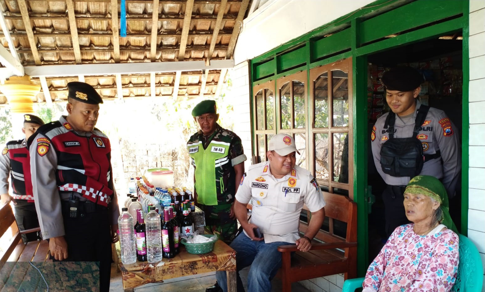 MERAJALELA: Razia miras yang menyentuh warung di pelosok-pelosok desa wilayah Tuban. (Satpol PP untuk Radar Tuban)