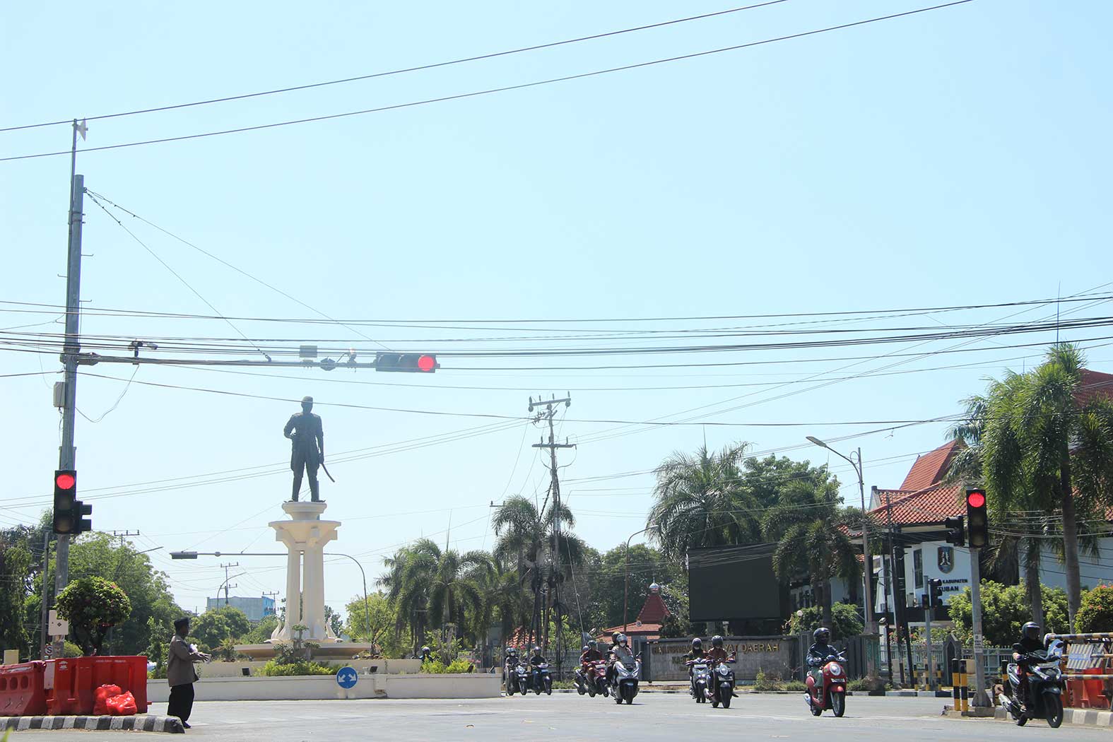 PANAS TERIK: Langit Tuban yang sama sekali tak diselimuti awan hingga membuat suhu semakin memanas.  (Yudha Satria Aditama/Radar Tuban)
