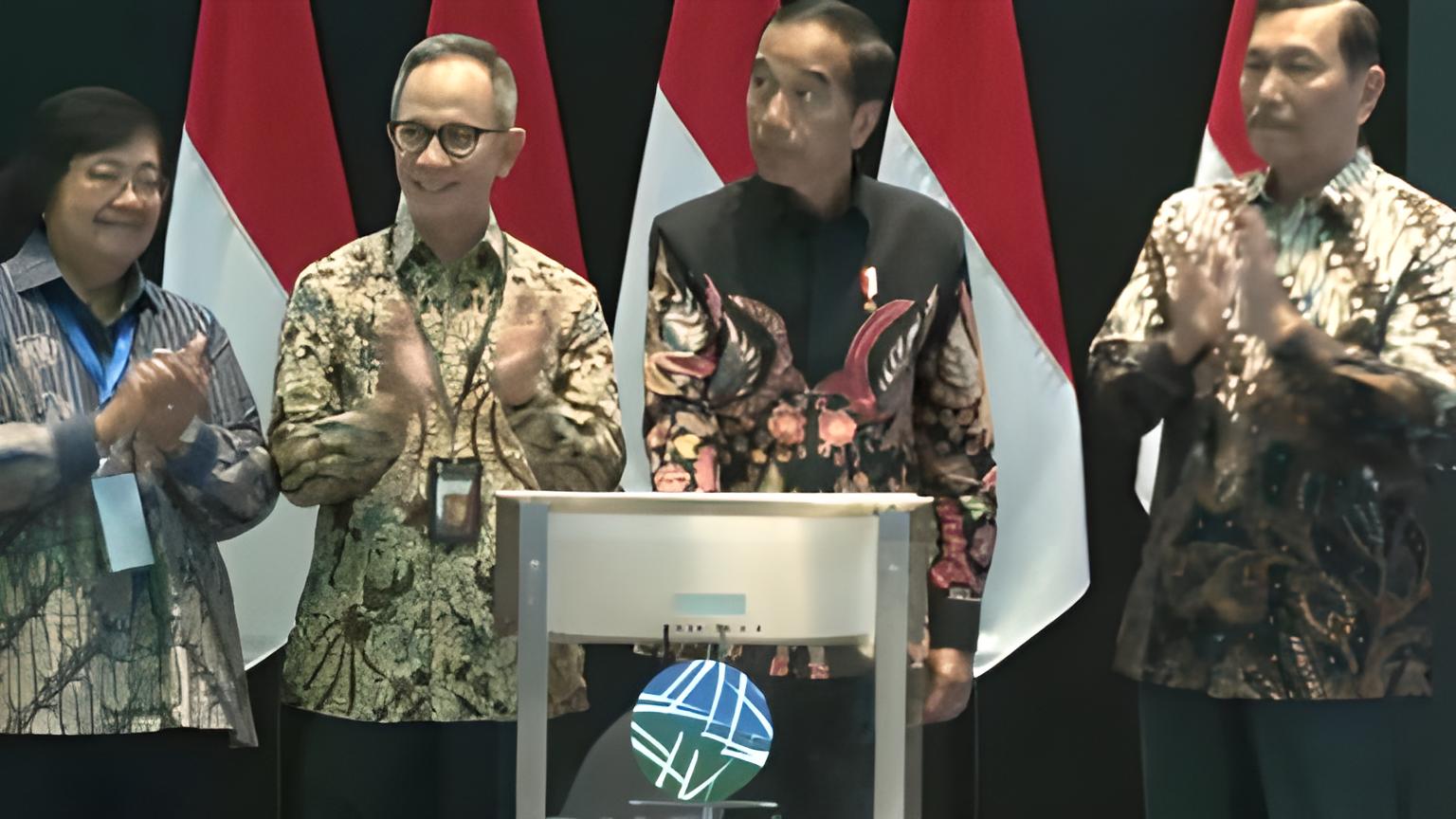 Presiden Joko Widodo (kedua kanan) meresmikan peluncuran Bursa Karbon Indonesia, Selasa (26/9/2023) di Bursa Efek Indonesia, Jakarta. / YouTube OJK