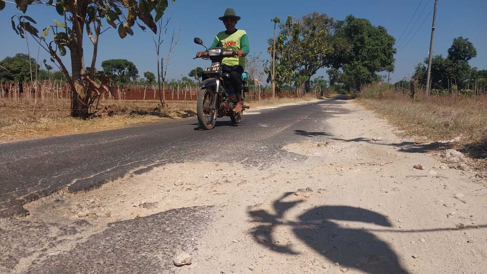 MENUNGGU PERBAIKAN: Jalan berlubang yang ditambal menggunakan pedel agar tidak semakin membahayakan pengguna jalan. (M. Mahfudz Muntaha/Radar Tuban)
