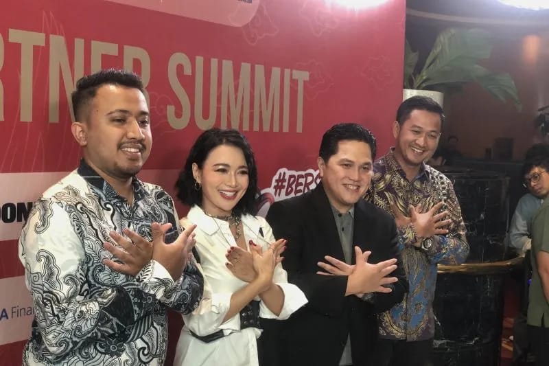 Penyanyi Wika Salim (dua dari kiri) dan Ketum PSSI Erick Thohir (dua dari kanan) berpose saat memperagakan joget Garuda dalam sebuah acara PSSI Partner Summit di kawasan Jakarta, Rabu (27/9). (ANTARA)