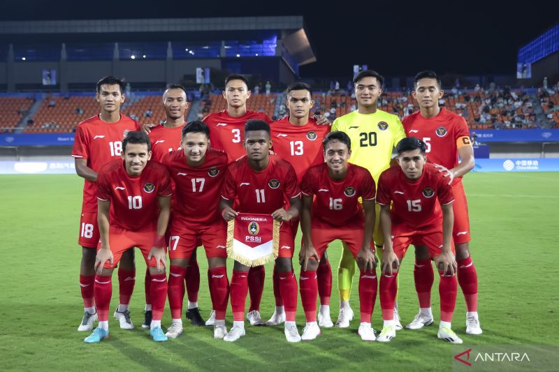 Arsip - Pesepak bola Timnas U-24 Indonesia berpose sebelum melawan Kirgistan dalam pertandingan kualifikasi Grup F Asian Games 2022. (ANTARA FOTO/NOC Indonesia)
