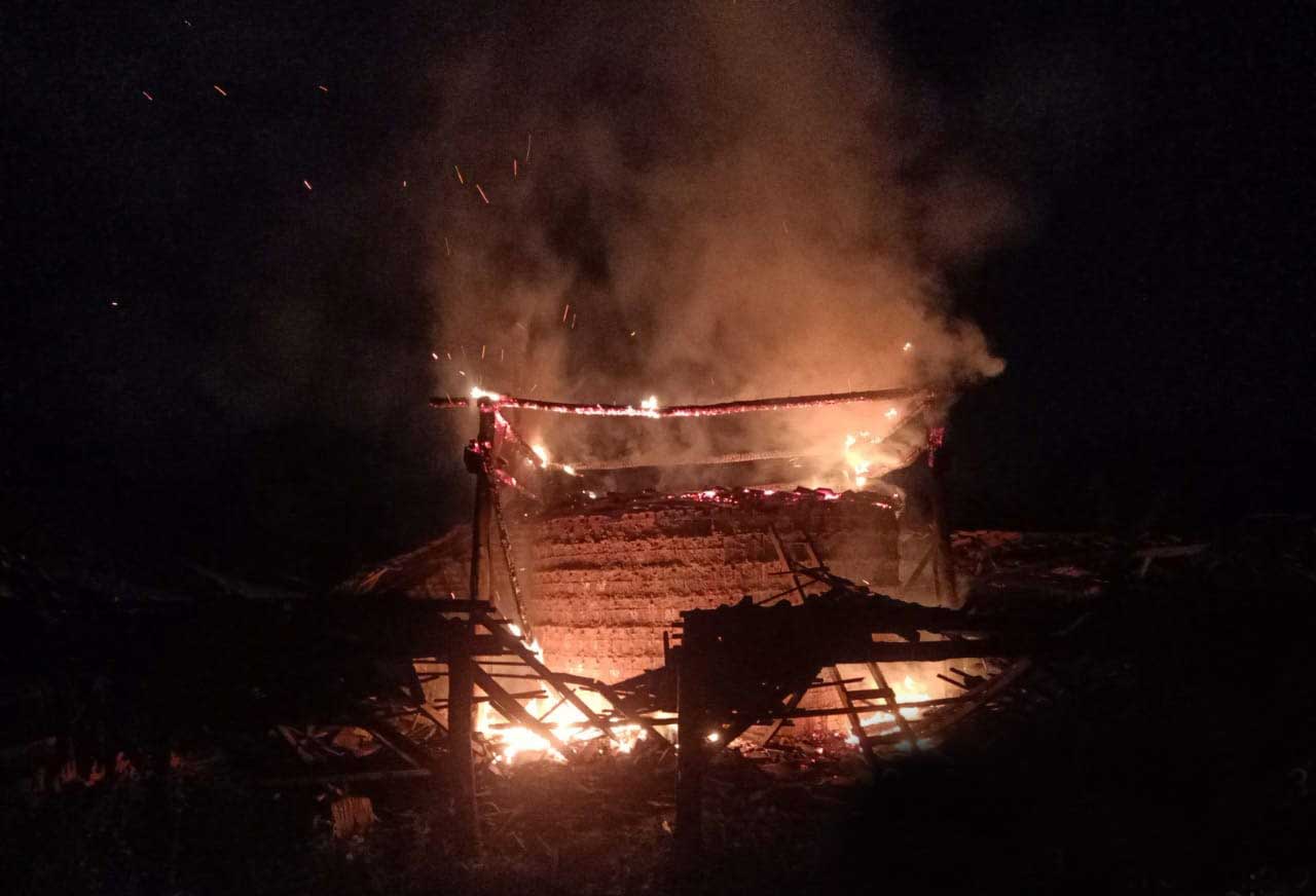 HANGUS: Kebakaran pabrik pembakaran batu bata di Desa Besowo, Kecamatan Jatirogo, Selasa (26/9/2023) malam. (Polsek Jatirogo untuk Radar Tuban)