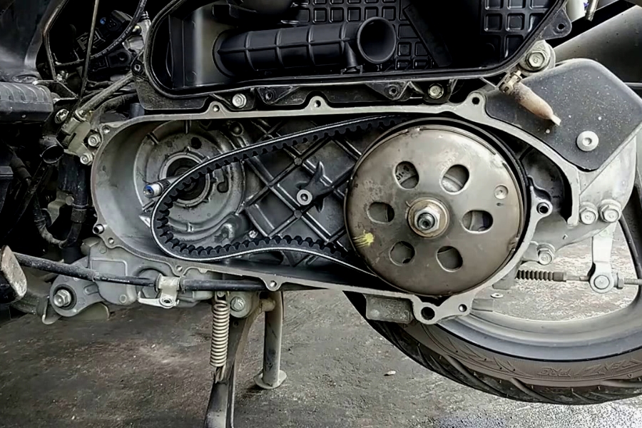 Ilustrasi. Mesin pada sepeda motor matic