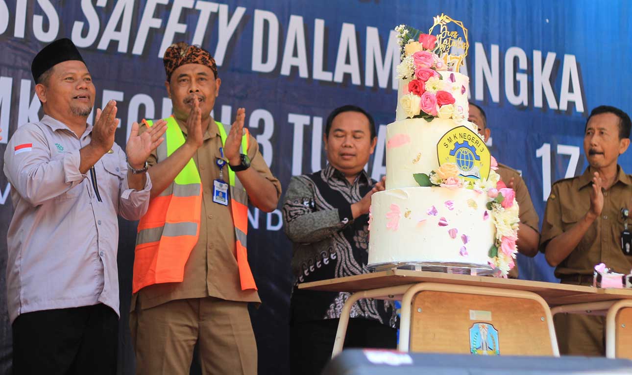DIES NATALIS KE-17 SMKN 3 TUBAN: Disdik Provinsi Jatim, perwakilan civitas akademika Universitas Airlangga (Unair) Surabaya, Pemkab Tuban, dan perwakilan dunia usaha/dunia industri yang turut hadir.